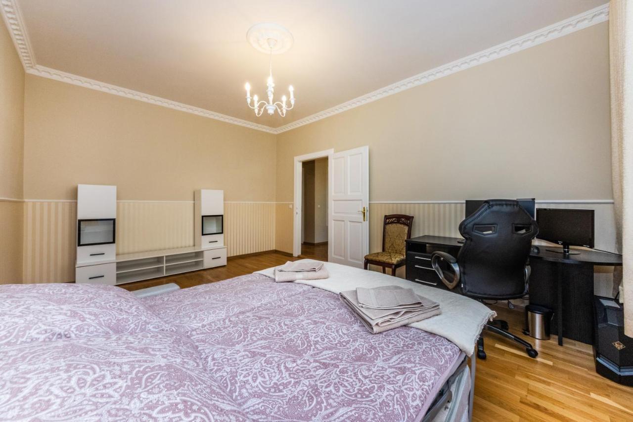 Prostorny Tripokojovy Apartman U Nabrezi Vltavy Apartment Praga Exterior foto