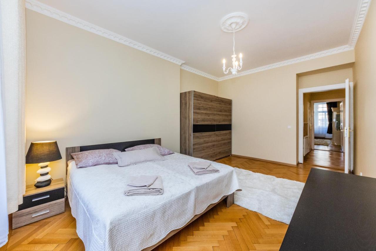 Prostorny Tripokojovy Apartman U Nabrezi Vltavy Apartment Praga Exterior foto